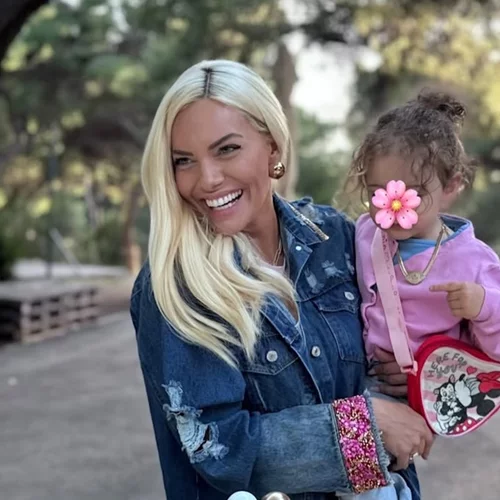 Με ροζ jumpsuit και υπέροχα μπουκλάκια δίπλα στη μαμά της | Η Ιωάννα Μαλέσκου μοιράζεται την πιο cute φωτογραφία με τη Μαρίλια Δανιά και τον σύζυγό της