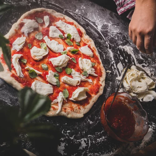 Η καλύτερη συνταγή για ζύμη πίτσας από τον Λευτέρη Λαζάρου και η πιο απλή και νόστιμη σπιτική σάλτσα ντομάτας [χωρίς βράσιμο]