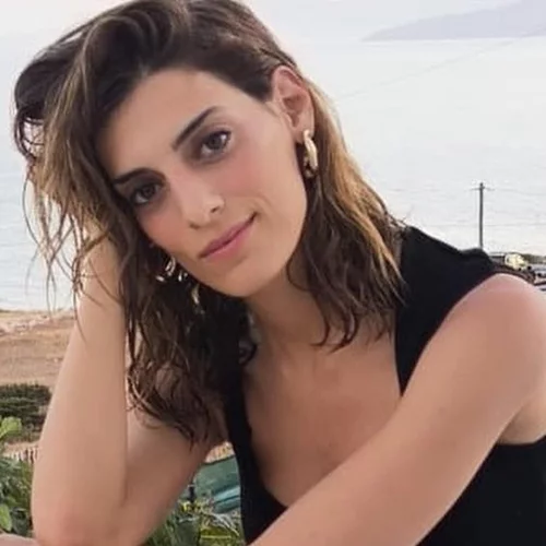 Η Χριστίνα Χειλά Φαμέλη υιοθετεί την απόχρωση που κυριαρχεί στο χειμερινό μανικιούρ