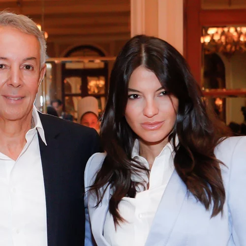 Δήμητρα Κούστα | Με baby blue κοστούμι μαζί με τον σύζυγό της, Γιάννη Κούστα σε κοσμική έξοδο