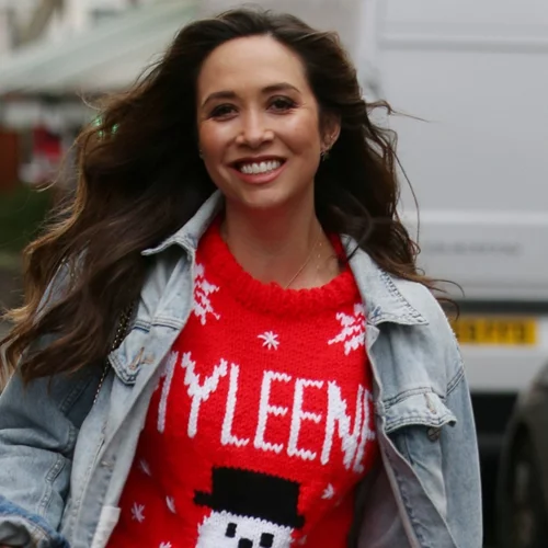 Τα πουλόβερ που θα σε βάλουν σε γιορτινό mood