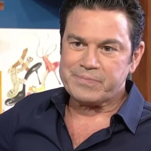 Μάριος Φραγκούλης | Η μητερα μου, μού είπε: "Πηγαίνω δίπλα να πάρω δυο πραγματάκια και θα ‘ρθω να σε δω. Και αυτό ήταν. Έφυγε και γύρισε στην Αφρική"