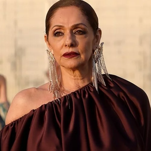 Η Βίκυ Κουλιανού εντυπωσιάζει με το απόλυτο crochet φόρεμα για τη θάλασσα