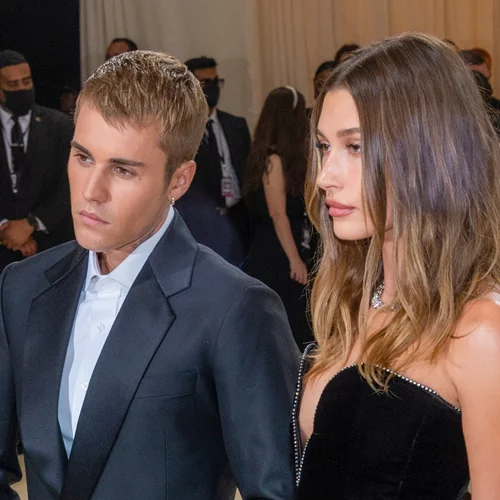 Η Hailey Bieber δεν έχει κόμπλεξ να την αποκαλούν "σύζυγο του Justin Bieber"