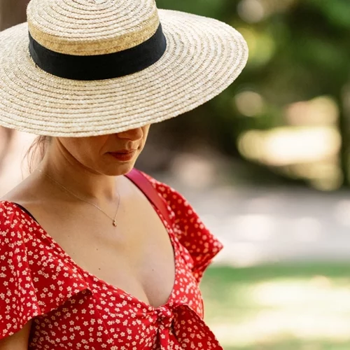 Τα πιο κομψά καπέλα που θα φορέσετε στην πόλη και το νησί φέτος το καλοκαίρι