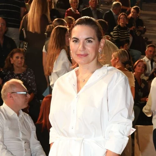 Η Όλγα Κεφαλογιάννη casual chic στο Σούνιο | Πώς συνδύασε το denim παντελόνι της;