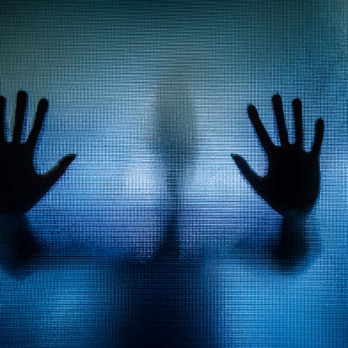 Γλυκά Νερά - Σοκ από την ιατροδικαστική έκθεση | Έπνιξαν την 20χρονη Καρολάιν με τα χέρια τους και με ένα κομμάτι ύφασμα