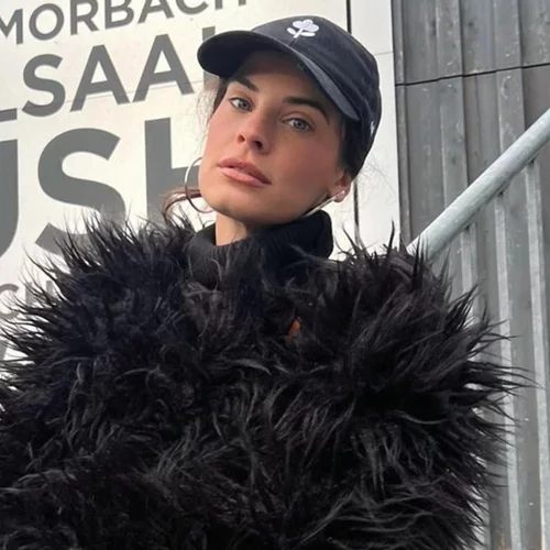 Natural Beauty | Η Χριστίνα Μπόμπα ποζάρει μετά το κολυμβητήριο αμακιγιάριστη με πετσέτα στα μαλλιά