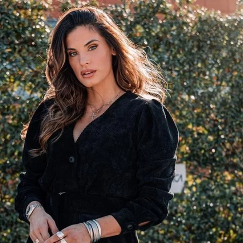 Τα αποτελέσματα της γυμναστικής | Η Χριστίνα Μπόμπα ποζάρει με κολάν και crop top και μας δείχνει το γραμμωμένο της κορμί