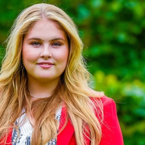 H διάδοχος του ολλανδικού θρόνου, πριγκίπισσα Catharina-Amalia, με κοστούμι Zara και τοπ από ελληνικό brand