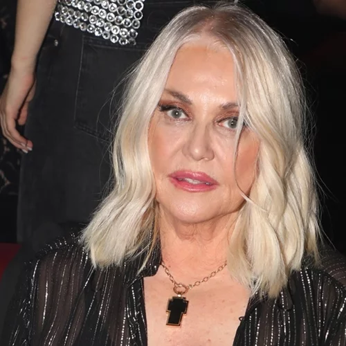 Πιο κομψή από ποτέ η Ρούλα Κορομηλά | Η νέα βραδινή εμφάνιση με total black look