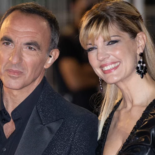 Με μαύρο δερμάτινο φόρεμα | Ο Νίκος Αλιάγας συνοδεύει την εντυπωσιακή σύζυγό του Τίνα Γρηγορίου