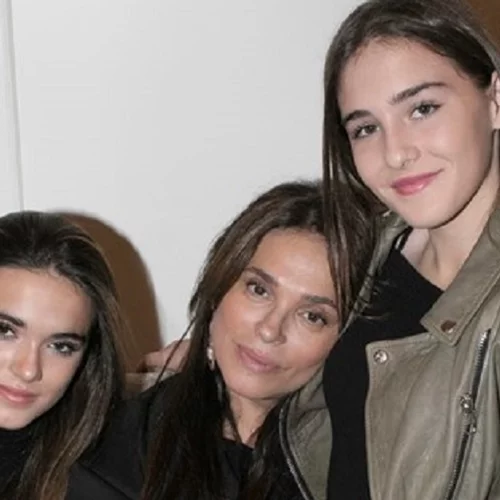 Η κόρη της Σίλιας Κριθαριώτη με κατακόκκινη τουαλέτα στα British Fashion Awards