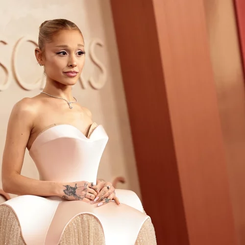 Oscars 2025 | Η Ariana Grande εμφανίστηκε με look που μας θύμισε τη Glinda από την ταινία "Wicked"