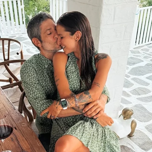 Εριέττα Κούρκουλου Λάτση | Φωτογραφίζει τον Νικόλα της να περπατά στη βροχή με τις πιο χαριτωμένες κίτρινες γαλότσες