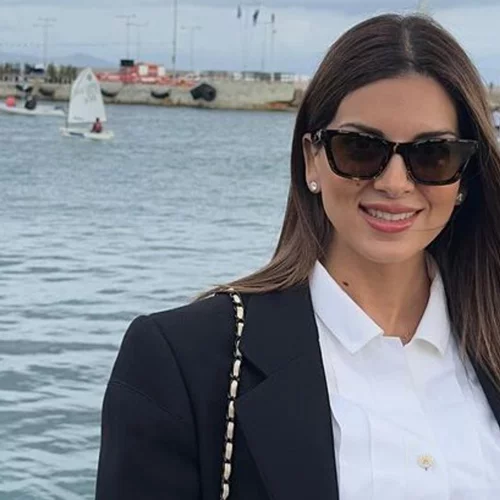 Η Σταματίνα Τσιμτσιλή μαζί με τα παιδιά της στο λιμάνι της Ραφήνας για τη ρίψη του Τίμιου Σταυρού των Θεοφανίων