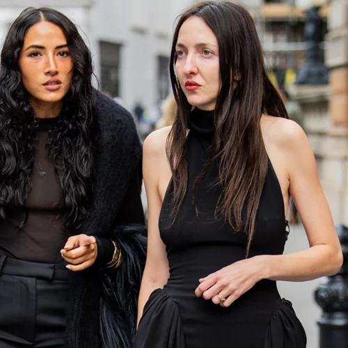 Αυτό το μαύρο midi φόρεμα είναι το πιο κομψό staple που χρειάζεσαι στη συλλογή σου