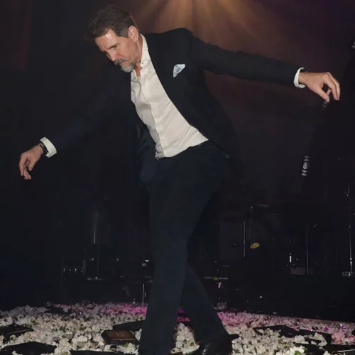 Ο Παύλος Ντε Γκρες όπως δεν τον έχουμε ξαναδεί | Χορεύει ζεϊμπέκικο με τον Αντώνη Ρέμο