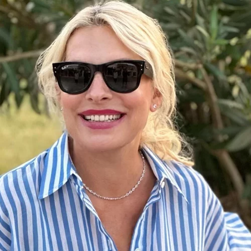 Ελένη Μενεγάκη | Στο αγαπημένο της κομμωτήριο για βαφή – Πώς να περιποιηθείς κι εσύ τα βαμμένα ξανθά μαλλιά σου