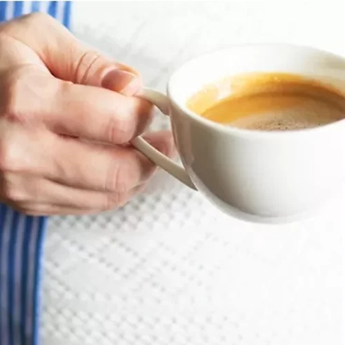 Μπορώ να πίνω καφέ ή αλκοόλ ενώ υποβάλλομαι σε εξωσωματική;