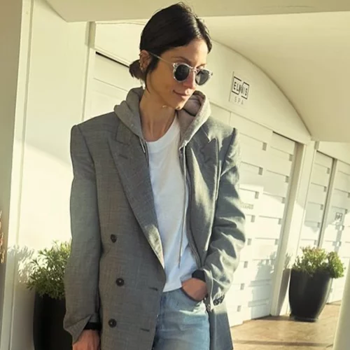 Η Σοφία Καρβέλα φόρεσε το διαχρονικό φόρεμα που είναι ιδανικό για κάθε εποχή και κάθε στιλ