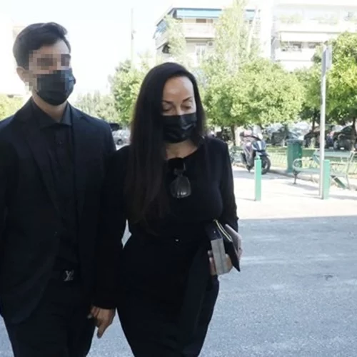 Κηδεία Άκη Τσοχατζόπουλου: Η σπάνια εμφάνιση του μικρότερου γιου του, στο πλευρό της Βίκυς Σταμάτη