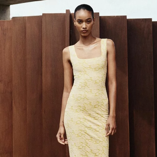 Αυτό το floral φόρεμα στην απόχρωση του butter yellow είναι το ρομαντικό piece που χρειάζεσαι για ένα καλοκαιρινό ραντεβού