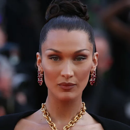 Η Bella Hadid και τα κοσμήματα της | Δες τα ξεχωριστά κομμάτια της λαμπερής συλλογής της
