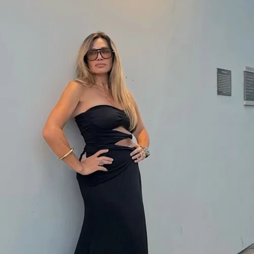 Χωρίς τύψεις στην κουζίνα η Ελένη Πετρουλάκη | Η "μαμαδίστικη" καρμπονάρα που ετοίμασε