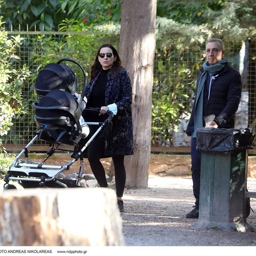Η Όλγα Κεφαλογιάννη και ο Μίνως Μάτσας βόλτα με τα δίδυμα στο κέντρο της Αθήνας
