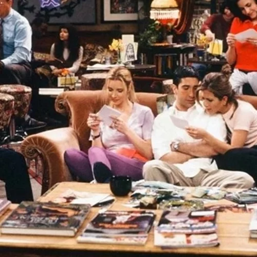 Σε δημοπρασία ο πορτοκαλί καναπές από τα "Φιλαράκια" - Η τιμή που πωλείται