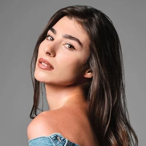 Η Χρύσα Μιχαλοπούλου με vanilla chai νύχια, την τάση-εμμονή των celebrities