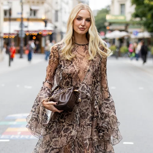 Η καφέ τσάντα από τη Zara που έγινε viral στο TikTok | Μπορείς να προσθέσεις τα αρχικά σου επάνω της