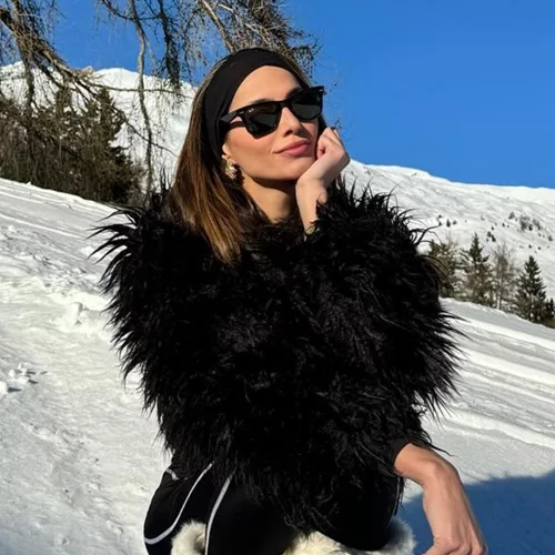 Η faux γούνα της Ηλιάνας Παπαγεωργίου από H&M είναι ό,τι πιο cozy μπορείς να φορέσεις στο κρύο