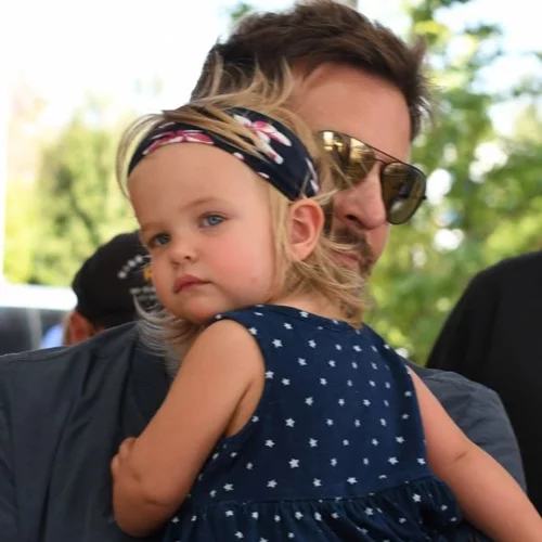 Gigi Hadid | Οικογενειακές διακοπές με την κόρη και τη μητέρα του Bradley Cooper στη Σαρδηνία