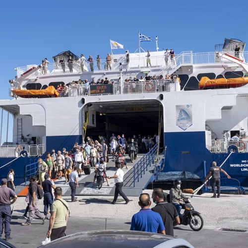 Σε εξέλιξη η έξοδος των εκδρομέων του Πάσχα από τα λιμάνια της Αττικής