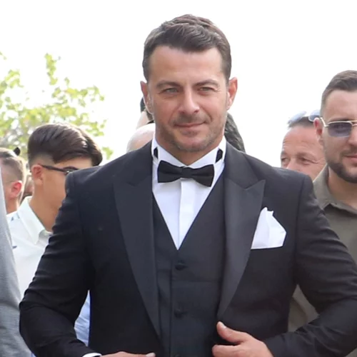 Ο Γιώργος Αγγελόπουλος γαμπρός: Οι πρώτες φωτογραφίες από τον γάμο του με τη Δήμητρα Βαμβακούση