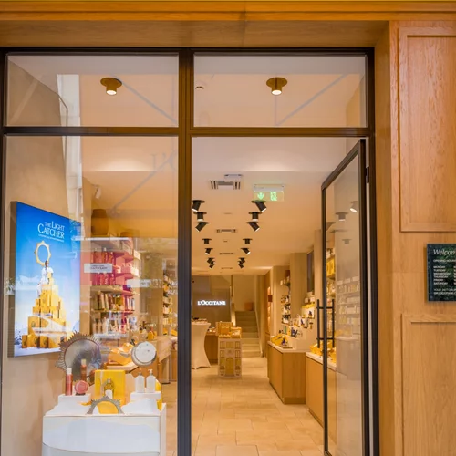 L’Occitane En Provence | "Three Moments of Light"  ζωντανεύουν στη Boutique L’Occitane Πειραιά