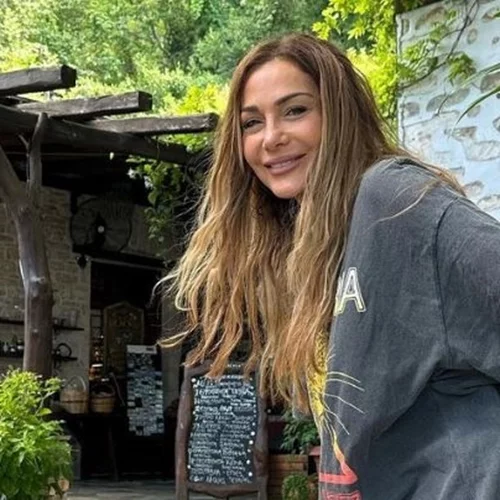 Η Δέσποινα Βανδή στην πιο ζεστή αγκαλιά | "Το μωρό μου"