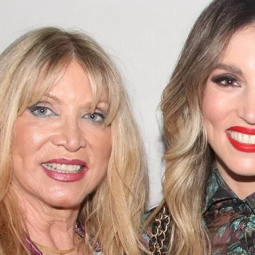 5+1 Ελληνίδες celebrity μαμάδες προτείνουν τα πιο κομψά κουρέματα για γυναίκες άνω των 50