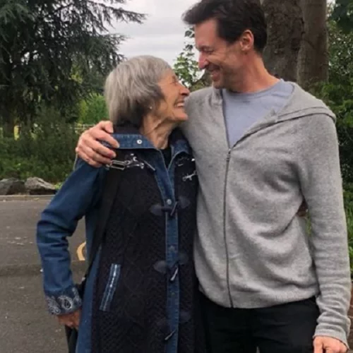 "Δεν πίστεψα ποτέ ότι δεν με αγάπησε" | Η μητέρα του Χιου Τζάκμαν τον εγκατέλειψε όταν ήταν 8 ετών