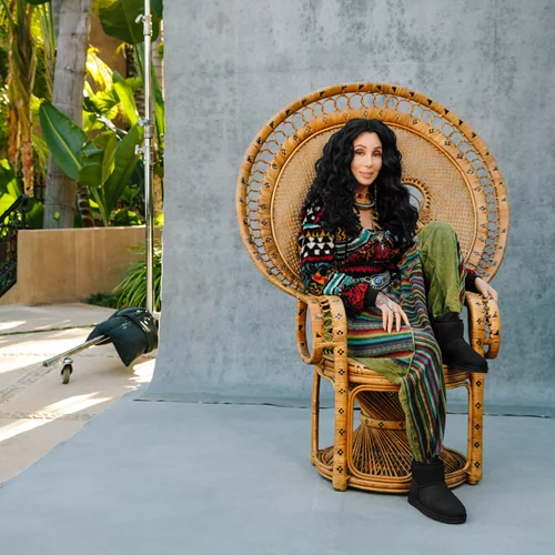 Η Cher με Classic Mini μπότες στη νέα καμπάνια της UGG