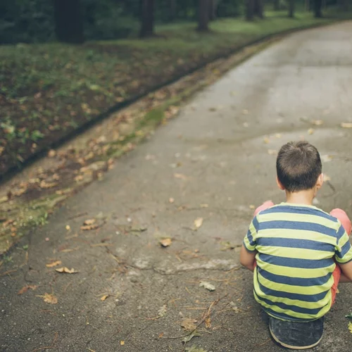 Γονείς | Δεν είναι φυσιολογικό να μεγαλώνουμε τα παιδιά μας απομονωμένοι