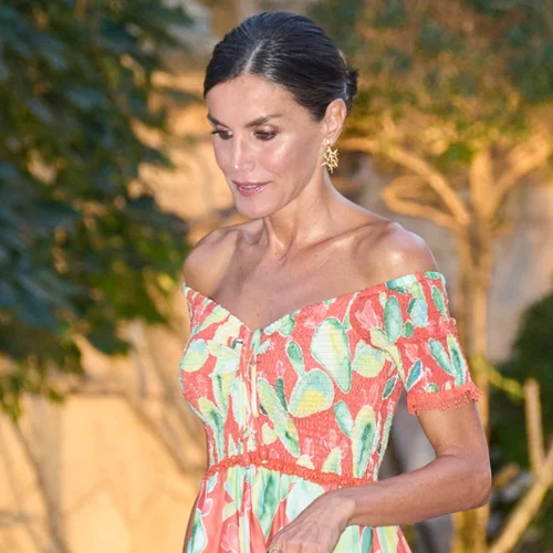 Η βασίλισσα Letizia επέλεξε τα άνετα παπούτσια που ταιριάζουν με τα καλοκαιρινά φορέματα