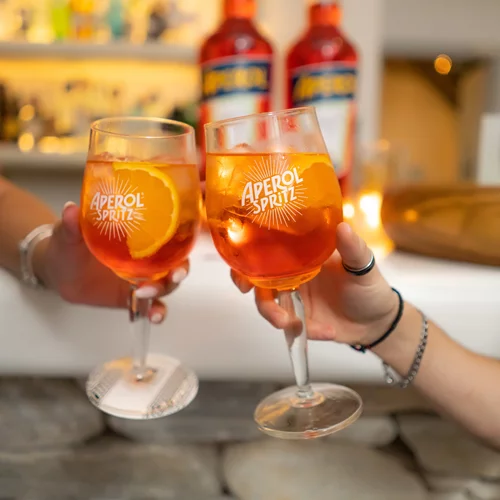 Τι κάνουν δύο τεράστια ποτήρια Aperol στην Αθηναϊκή Ριβιέρα;