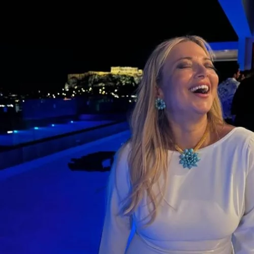 Nάνσυ Ζαμπέτογλου | Με εμπριμέ φόρεμα σε βραδινή εμφάνιση στη Γλυφάδα