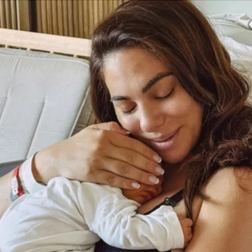 Η Ευρυδίκη Βαλαβάνη στο πιο τρυφερό βίντεο με τον γιο της, στην παραλία