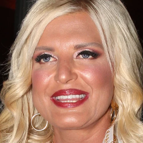 Ξανθά μαλλιά, glitter και κόκκινο κραγιόν | Τα beauty looks που προτιμά η Μαρίνα Πατούλη