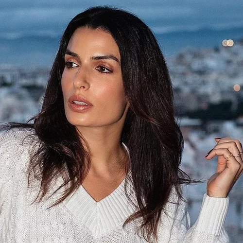 Lip Gloss Nails | Η Τόνια Σωτηροπούλου υιοθέτησε τη νέα μεγάλη τάση στα νύχια