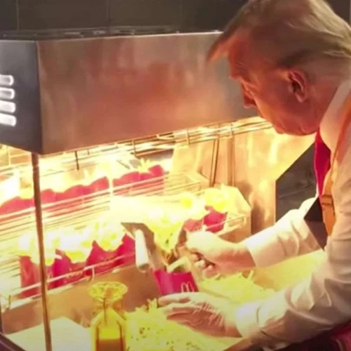 Ο Donald Trump σερβίρει τηγανητές πατάτες στην τοποθεσία McDonald's (video)